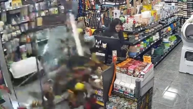 Eskişehir'de Kontrolden Çıkan Motosiklet Petshopa Girdi