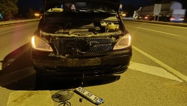 Şerit değiştirmek isteyen otomobil tankere çarptı, lastik karşı şeritte başka araca isabet etti