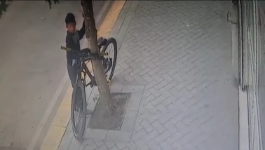 Eskişehir’de çocuk bisiklet hırsızlığı kamerada