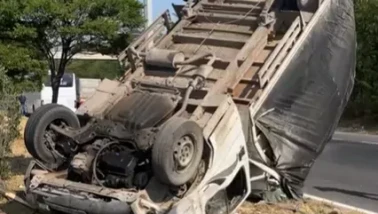 SERVİSLE ÇARPIŞAN KAMYONET TAKLA ATTI: 2 YARALI