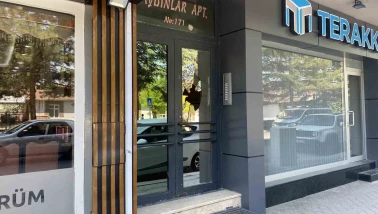 Apartman kapısına taş fırlatıldı, sakinler şikayetçi oldu!