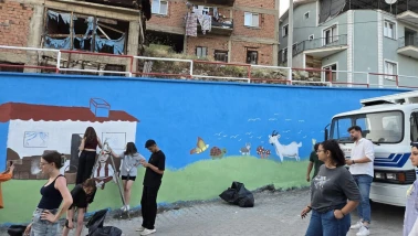 Gökler Beldesi Öğrenci Fırçalarıyla Açık Hava Sanatına Döndü