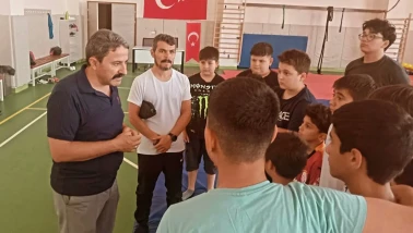 Eskişehir Gençlik ve Spor İl Müdürü Hasan Kalın, Genç Güreşçilerle Buluştu