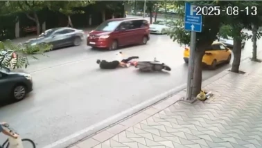 Eskişehir’de Motosiklet Kazası Güvenlik Kamerasına Yansıdı