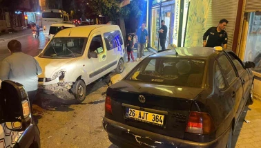 Eskişehir’de çarpışan araçlardan biri dükkana girdi!
