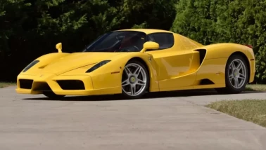 Asfaltın sarı fırtınası tarihe geçti: Sadece 1.050 kilometredeki Ferrari Enzo 17,9 milyon dolara rekor kırdı!