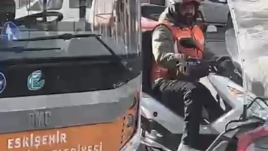 Belediye otobüsü otomobile çarptı: Maddi hasar oluştu