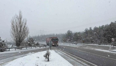 Afyonkarahisar’da kar yağışı yüksek kesimlerde etkisini gösterdi