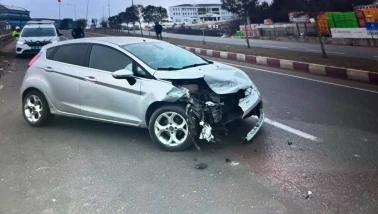 Direksiyon Hâkimiyetini Kaybeden Sürücü Bariyere Çarptı