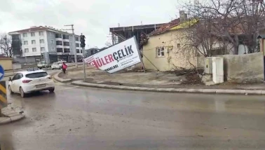 Eskişehir’de fırtına Çankaya Mahallesi’ni vurdu