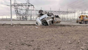 Mandalina Yüklü Tır Kontrolden Çıktı: Yol Ulaşıma Kapandı