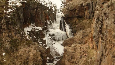 Uçak Şelalesi Dondu, Ortaya Kartpostallık Manzaralar Çıktı