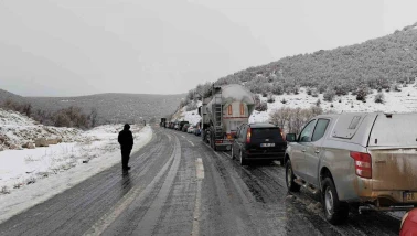 Seyitgazi Kırka Yolunda Uzun Araç Kuyrukları Oluştu