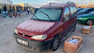 Hava sıcaklığı eksiye düştü, araçlar buzla kaplandı