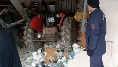 Bilecik’te Kontrolden Çıkan Traktör İş Yerine Daldı