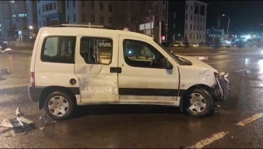 Kütahya Tavşanlı’da Ambulans ile Otomobil Çarpıştı: 1 Yaralı