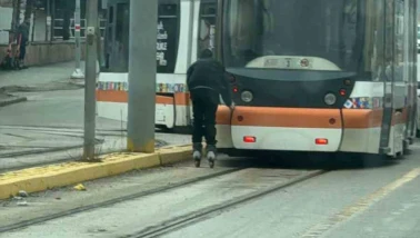 Eskişehir’de Patenli Çocuğun Tramvayla Tehlikeli Yolculuğu Korkuttu