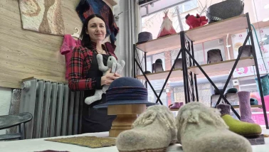 Rusya’da Öğrendi, Eskişehir’de Ustalaştı: Keçeden Ayakkabı Üretiyor