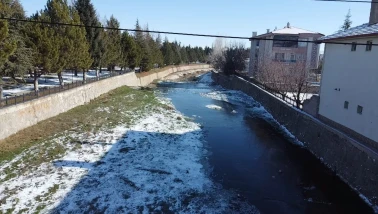 Şuhut’ta Gali Çayı Buz Tuttu: Eksi 15 Derece Hayatı Dondurdu