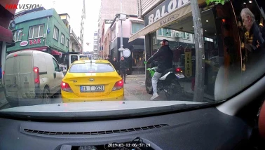 Trafik Kurallarını Hiçe Sayan Motosikletli Kaldırımda İlerledi