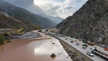 Erzincan-Erzurum kara yolunda sel felaketi: Sansa Deresi'nde ulaşım durma noktasına geldi