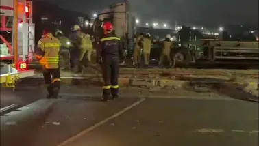 Aliağa yolunda seyir halindeki tır alevlere teslim oldu