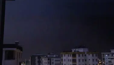 Kozan'da şiddetli fırtına: Yıldırımın düşme anı kameraya yansıdı