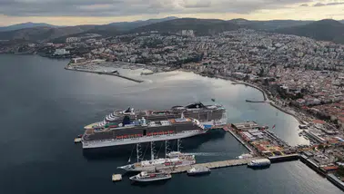Kuşadası Limanı'nda kruvaziyer hareketliliği: 6 bin turist şehre giriş yaptı