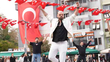 İzmit Kent Meydanı'nda 41 kişiyle Cumhuriyet coşkusu: Zeybekli kutlama