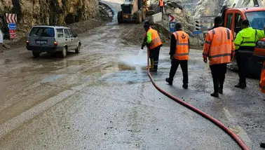 Kemaliye'de şiddetli yağış sonrası kapanan yollar 10 iş makinesiyle açıldı