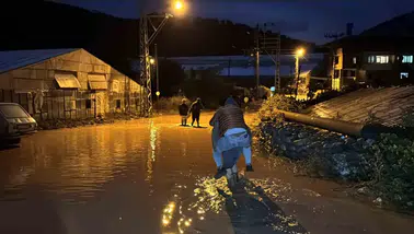 Mersin'de sağanak kabusu: Cadde ve sokaklar göle döndü