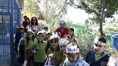 Kuşadası'nda yüzlerce öğrenci rehabilitasyon merkezinde hayvanlarla buluştu