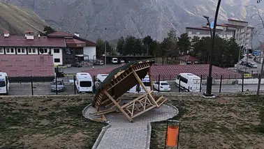 Hakkari'de belediyenin yeni hizmetine saldırı: Kamelyayı parçaladılar