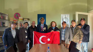 Ayvalık Kent Konseyi Başkanı Füsun Atay’a gazilerden anlamlı bayrak hediyesi