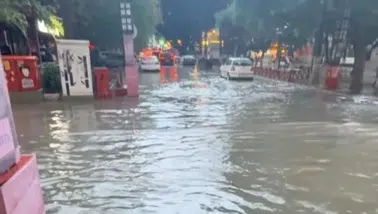 Mersin'de bir saatlik sağanak kent trafiğini felç etti