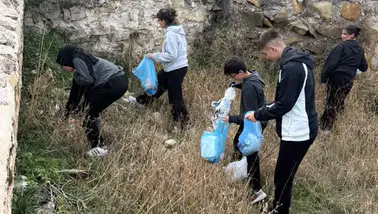 Bayburt Lisesi öğrencileri hem tarihi keşfetti hem de kaleyi temizledi