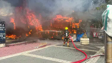 Edremit Altınkum'da iş yeri yangını: İtfaiye alevlerin yayılmasını son anda önledi