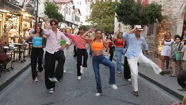 Çeşme Festivali'nde İzmir Aşkına Derneği'nin sürpriz dansı meydanları hareketlendirdi