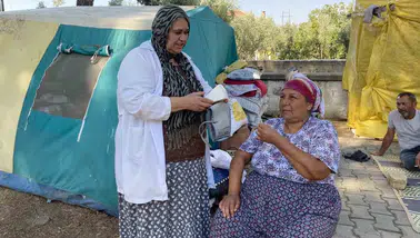Alaşehir'de sağlık hizmeti bağ evlerine ve çadırlara taşındı