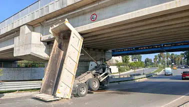 Adana'da ASKİ kamyonunun damperi açılınca hızlı tren köprüsünde sıkıştı