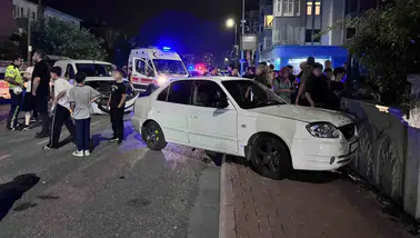 Kocasinan'da trafik kazası: Otomobil savrularak bina duvarına çarptı