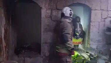Antakya'da metruk binada korkutan yangın: Ekipler alevleri büyümeden durdurdu