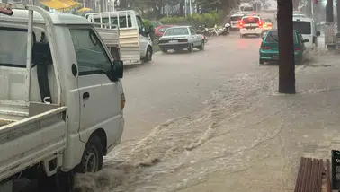 Elmalı'da aniden bastıran sağanak pazar yerini göle çevirdi