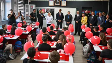 Uşak'ta 63 bin öğrenci için ders zili çaldı: Vali Kartal'dan yeni dönem mesajı