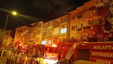Yeşilyurt'ta gece yarısı paniği: 4 katlı binanın çatısı alevlere teslim oldu