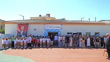 Çeşme'de 16 Eylül İlkokulu 55 yıl sonra yenilenen yüzüyle kapılarını açtı