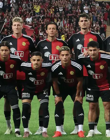 ŞAMPİYONLUK PROVASI ZAFERLE BİTTİ: SAHADA 5 GOL VE TATLI SÜRPRİZ 'EVET' SESLERİ!