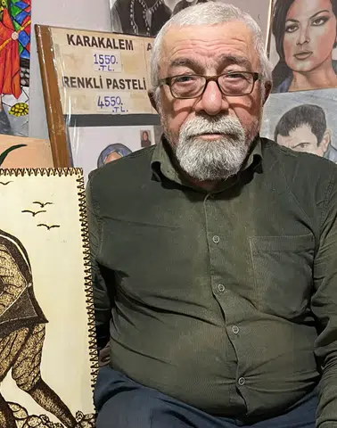 72 Yaşında Sanat Aşkı: Eserlerini Tahtaya Yakarak İşliyor