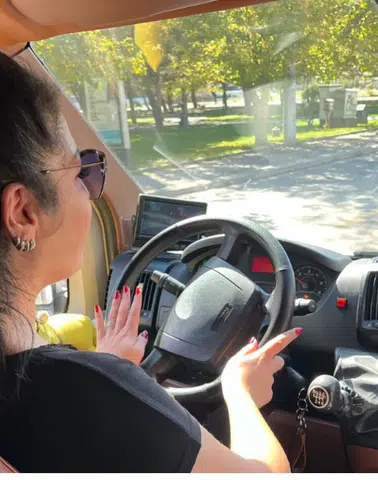 Eşinin desteğiyle başladı: 10 yıldır servis şoförlüğü yapıyor