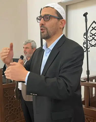 Engelli Bireylerin İbadetine İşaret Diliyle Eşlik Ediyor